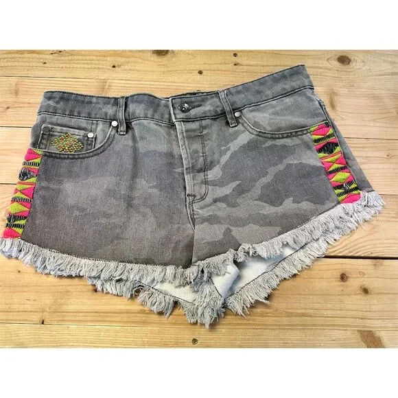 Roxy Women's Camouflage Embroidered Beaded Shorts Standard Size 28 Green - Picture 1 of 6